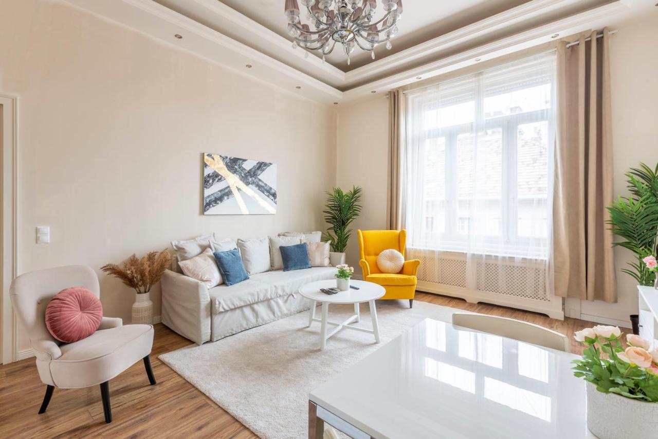 Luxurious Central Apartment In Liszt Ferenc Square Budapest Bagian luar foto
