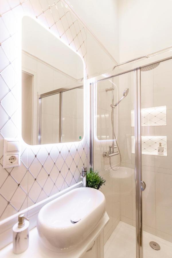 Luxurious Central Apartment In Liszt Ferenc Square Budapest Bagian luar foto