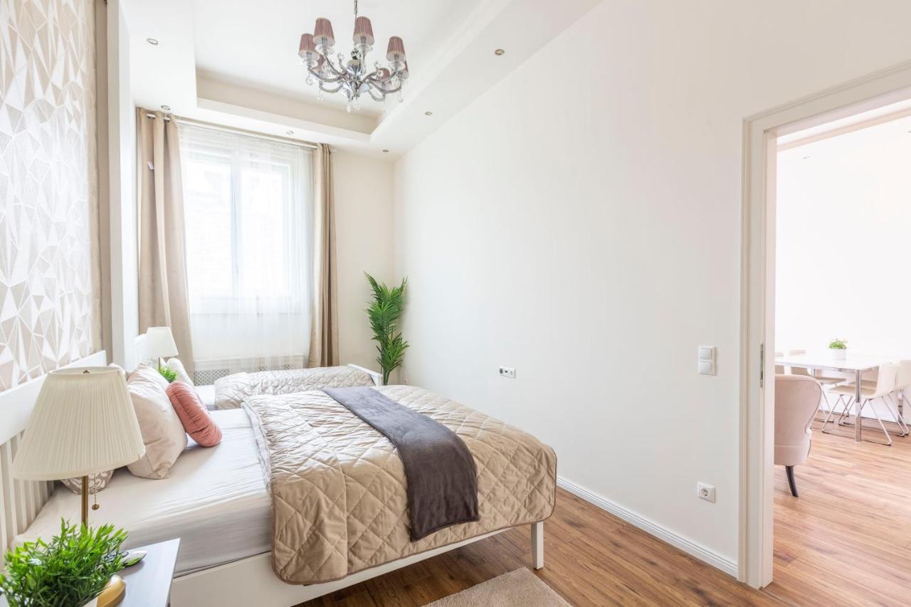 Luxurious Central Apartment In Liszt Ferenc Square Budapest Bagian luar foto